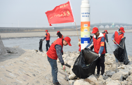 保護(hù)渤海灣環(huán)境 中建五局濱海新區(qū)項目志愿者徒步海邊撿垃圾