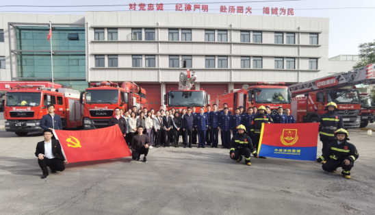 天津港保稅區(qū)“兩新”組織黨委與轄區(qū)消防救援站開展消防“體驗(yàn)日”活動(dòng)