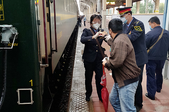 突發(fā)疾病果斷急救，列車溫情感動旅客