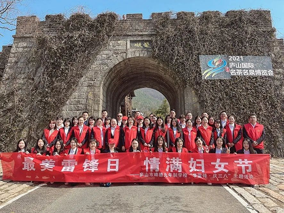 最美雷鋒日 情滿婦女節(jié) ——江西省廬山市峰德九年制學校開展“學雷鋒·慶三八”主題活動